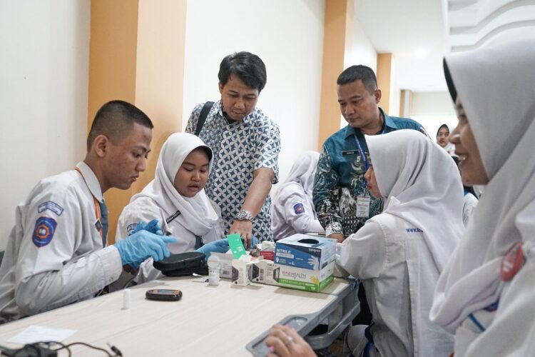 Cegah Stunting dan Gizi Buruk, AHM Kolaborasi dengan Duta Remaja Sehat 1 PENGUKUHAN-Corporate Social Responsibility Manager PT Astra Honda Motor, Catur Sri Wulandari melakukan pengukuhan kepada salah satu Duta Remaja Sehat pada gelaran Kolaborasi Aksi Remaja Sehat Satu Hati (KOLABERAKSI).