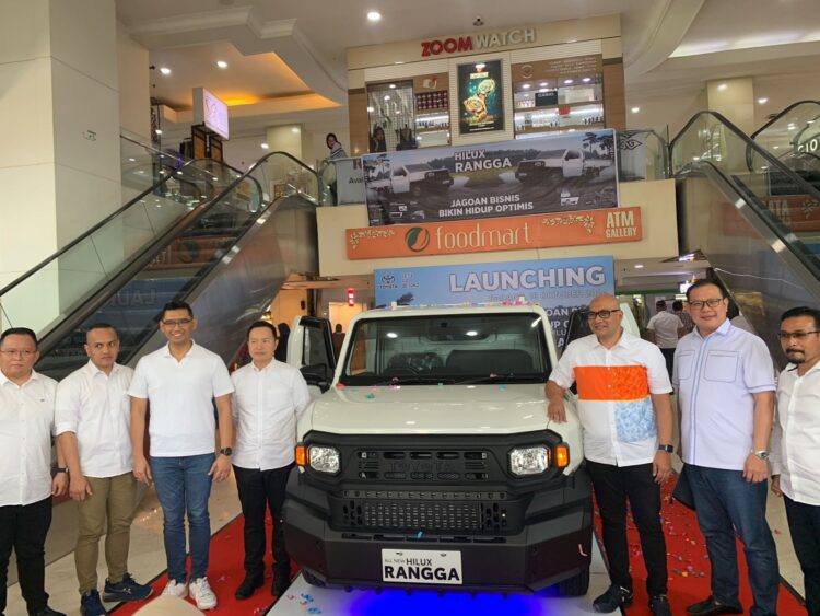 All New Hilux Rangga Resmi Mengaspal di Sumbar, Kendaraan Niaga Toyota yang Nyaman, Irit dan Bertenaga 1 PELUNCURAN-Manajemen PT TAM bersama para kepala cabang dealer Toyota di Sumbar meperkenalkan All New Hilux Rangga di Padang.