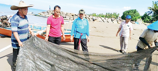 Amasrul Maelo Pukek di Pasia Nan Tigo, Tekankan Pentingnya Pengelolaan Perikanan Lokal 1 MAELO PUKEK— Cawawako Padang nomor urut 2 Amasrul, ikut langsung dalam kegiatan maelo pukek (menarik jala ikan) bersama nelayan di kawasan Pasia Nan Tigo, Kecamatan Koto Tangah, Kota Padang.