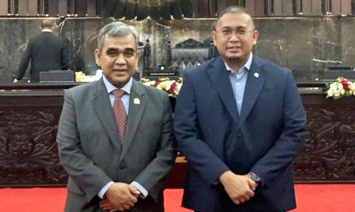 Andre Rosiade: Fraksi Gerindra Siap Mengawal Kebijakan Presiden Prabowo 1 KAWAL KEBIJAKAN PRESIDEN— Anggota DPR RI dari Fraksi Partai Gerindra, Andre Rosiade bersama Ketua MPR RI, Ahmad Muzani, usai pelantikan sebagai anggota DPR RI, Selasa (1/10) lalu. Kedua politisi Gerindra ini siap mengawal kebijakan Presiden Terpilih Prabowo nantinya.