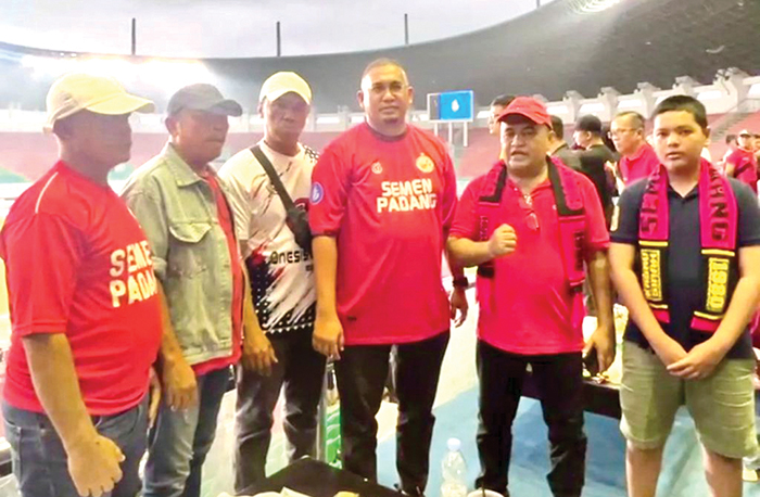Andre Rosiade: IKM Jaksel Dukung JKA-Rahmad Pimpin Padangpariaman 1 DUKUNGAN— Ketua Harian DPP IKM Andre Rosiade, berfoto usai menyaksikan laga Semen Padang FC melawan Persis Solo di Stadion Pakansari, Bogor, Jawa Barat, Minggu (29/9).