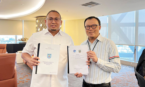 Temui Dirut Telkomsel, Andre Rosiade: Kita Usahakan tak ada lagi Blankspot di Sijunjung dan Sawahlunto 1 BERJUMPA DIRUT TELKOMSEL— Wakil Ketua Komisi VI DPR RI Andre Rosiade mendatangi langsung Direktur Utama Telkomsel Nugroho di ruang kerjanya, Selasa (29/10).