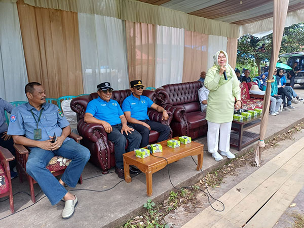 PEMBUKAAN KEJURPROV— Anggota DPRD Sumbar Hj.Aida, SH ketika membuka Kejurprov Sepak Bola KU 10 tahun dan KU 12 tahun di lapangan bola kaki Tigo Selo.