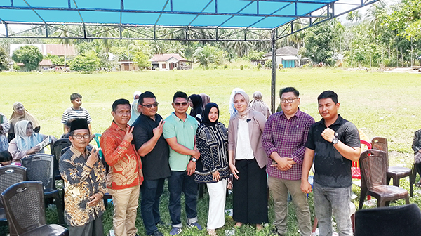 FOTO BERSAMA— Calon Bupati Kabupaten Dharmasraya, Annisa Suci Ramadhani berfoto bersama dengan anak-anak muda di Kecamatan Asam Jujuhan, Jumat (11/10).