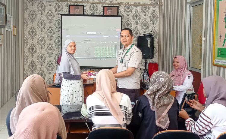 Apical Padang Lanjutkan Program Pencegahan Stunting melalui Sosialisasi Pemberian Makanan Tambahan untuk Ibu Hamil 1 Apical, melalui PT PRC mengadakan sosialisasi mengenai gizi seimbang serta pemberian makanan tambahan (PMT) kepada ibu hamil di Puskesmas Pengambiran, Lubuk Begalung, Kota Padang, Senin (21/10/2024).
