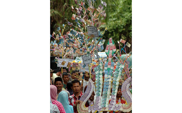 ARAK ARAK— Terlihat masyarakat saat mengarak arak bungo lado.