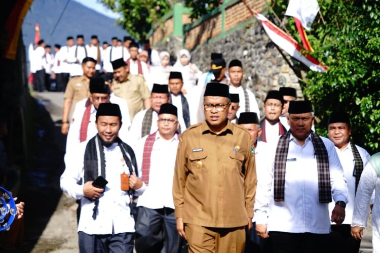 Arry Yuswandi Pimpin Upacara Hari Santri Tingkat Tanah Datar