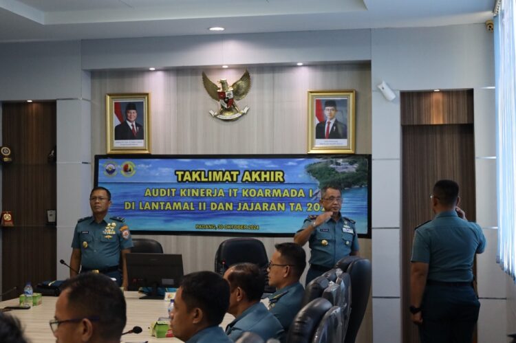 TIM AUDIT—Inspektur IR Koarmada I Laksamana Pertama TNI Sunaryadi.S.E.,M.Si.,M.Tr.Opsla didadmpingi Komandan Pangkalan Utama TNI AL Danlantamal II Laksamana Pertama TNI Sarimpunan Tanjung, terima laporan.