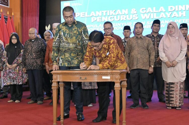 SAKSIKAN—Audy Joinaldy saksikan penandatangani berita acara usai melantik Pengurus Wilayah ISPI Provinsi Jambi di Rumah Dinas Gubernur Jambi, Selasa malam