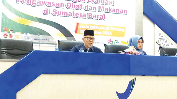 BBPOM Padang Sebut Banyak Produk Dijual Online Tanpa Izin Edar, Abdul Rahim: Didominasi Makanan, Minuman dan Kosmetik 1 KOORDINASI LINTAS SEKTORAL— Kepala BPPOM Padang Abdul Rahim, memberikan keterangan saat Koordinasi Lintas Sektor Dalam Rangka Evaluasi Pengawasan Obat dan Makanan di Sumbar, di Aula BPPOM Padang, Gunung Pangilun, Selasa (29/10).