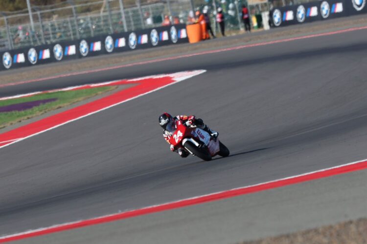 BERJUANG— Pebalap Astra Honda tampilkan performa balap penuh perjuangan pada ajang Mandalika GP melalui gelaran Idemitsu Asia Talent Cup (IATC) 2024 yang digelar di Pertamina Mandalika International Circuit.