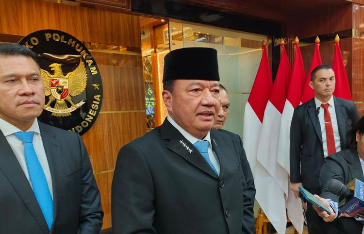 Prioritas BG jadi Menko Polkam, Berantas Judi Online dan Penyelundupan Barang Ilegal 1 WAWANCARA— Menteri Koordinator Bidang Politik dan Keamanan (Polkam), Budi Gunawan
diwawanarai usai serah terima jabatan.
