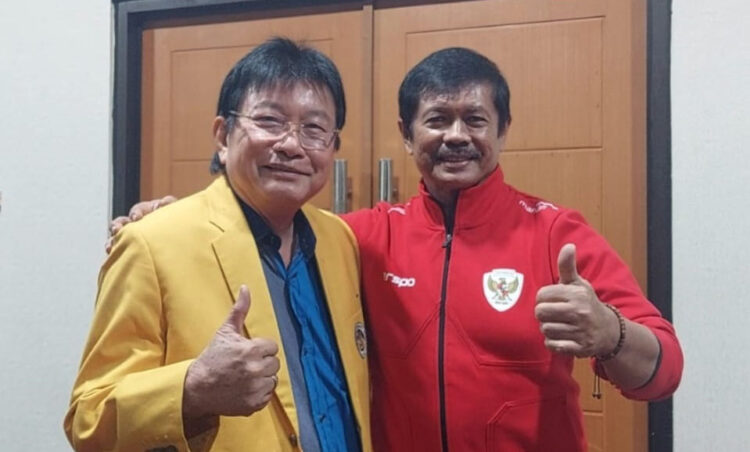 EKS PELATIH PSP— Indra Sjafri dan Prof Handriyanto Sindra. Keduanya pernah 
sama-sama menjadi pelatih PSP Padang.