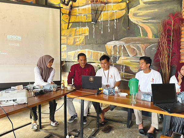 Bawaslu Kabupaten Pasaman Tinjau Uji Coba Siwaslih 1 peninjauan ujicoba Siwaslih.--Koordinator Divisi (Kordiv) Hukum Pencegahan Partisipasi Masyarakat dan Hubungan Masyarakat Lumban Tori saat melakukan peninjauan ujicoba Siwaslih.