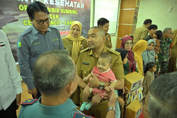 OERASI BIBIR SUMBING— Plt Gubernur Sumatera Barat Audy Joinaldy, menggendong seorang balita usai operasi bibir sumbing dan celah langit-langit, di RS Unand, Senin (30/9).