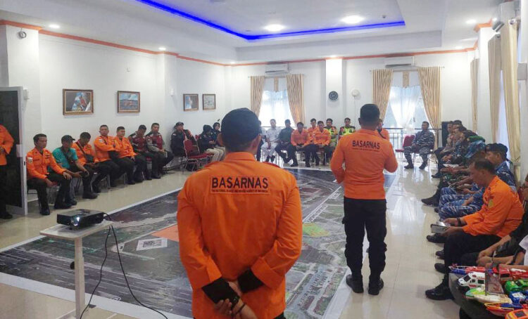 Basarnas Gelar Simulasi Gabungan Kebencanaan di Padang, Gempa Berpotensi Tsunami Guncang Kepulauan Dragon 1 SIMULASI KEBENCANAAN— Badan Nasional Pencarian dan Pertolongan (Basarnas) melakukan latihan Tactical Floor Game (TFG) di Kantor Pencarian dan Pertolongan Kelas A Padang, Rabu (30/10).