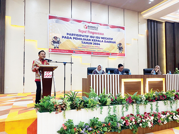 SAMBUTAN— Anggota Bawaslu Provinsi Sumbar, M.Khadafi saat membuka acara rapat pengawasan isu-isu negatif pada pemilihan kepala daerah di Payakumbuh.