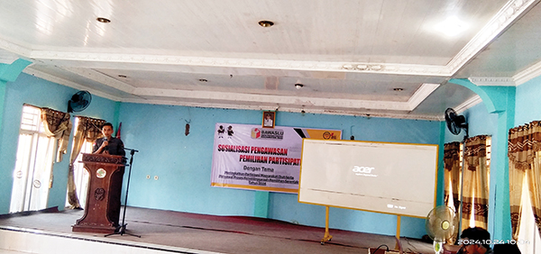 SAMBUTAN— Ketua Panwascam Kecamatan Rao Arifuddin saat membuka acara sosialisasi pengawasan pemilihan partisipatif di Gedung Kogusda Unit I Rao, Kamis (24/10).