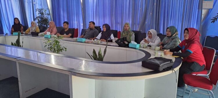 Pemkab Pasbar Ikuti Rakor Pengendalian Inflasi, Beberapa Komoditas Pangan Perlu Diwaspadai 1 IKUT—Pemkab Pasaman Barat saat mengikuti Rapat Koordinasi (Rakor) Inflasi bersama Menteri Dalam Negeri RI secara virtual dari Ruangan Balkon Kantor Bupati setempat, Rabu (2/10).