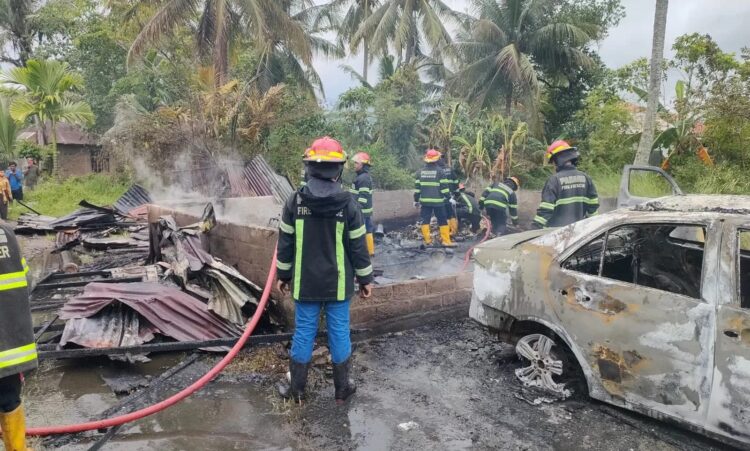 Bengkel Las Dilahap si Jago Merah, Hanguskan Mobil dan 2 Motor 1 hangus—Kondisi bengkel las yang terbakar hingga menghanguskan mobil dan dua motor di Kelurahan Lubuk Buaya, Kecamatan Koto Tangah.