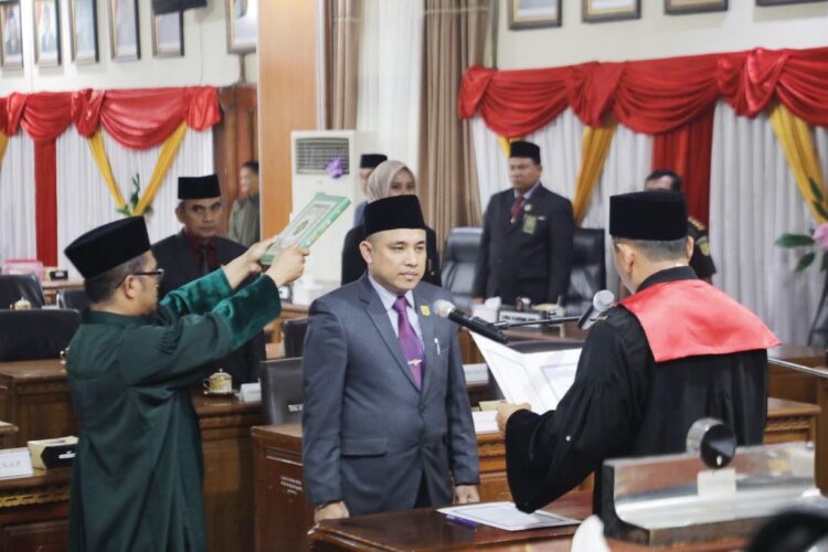 Benny Yusrial Dilantik jadi Wakil Ketua DP RD Kota Bukittinggi 1 DILANTIK— Benny Yusrial dari Fraksi Partai Gerindra secara resmi dilantik menjadi Wakil Ketua DPRD Kota Bukittinggi masa jabatan 2024-2029, Senin (30/9) di Aula Utama Kantor DPRD Kota Bukittinggi.