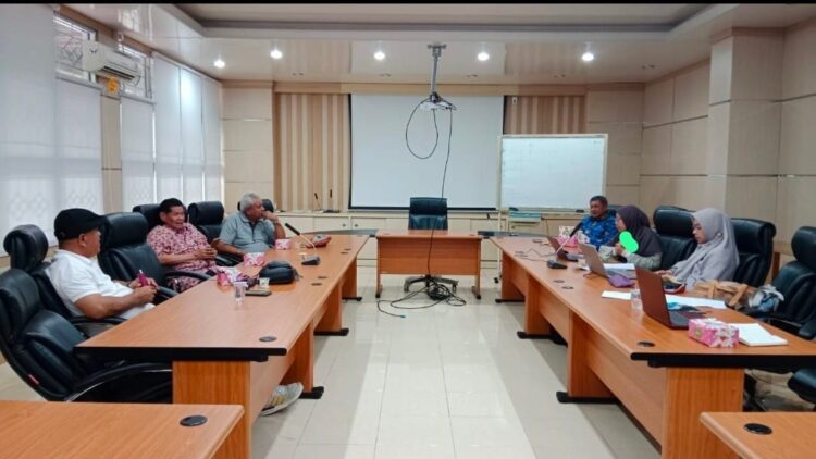 RAPAT-Suasana rapat persiapan Mubes di Ruang Sidang Dekanat.