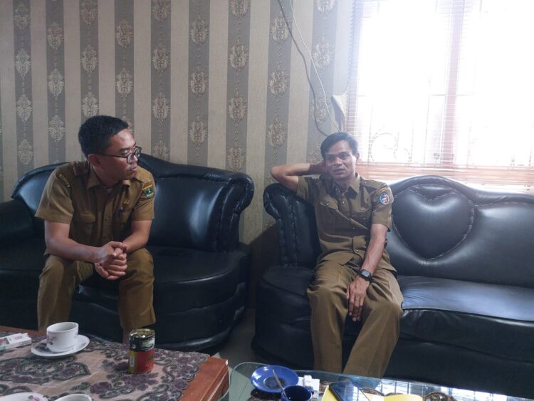 DIALOG—Wali Nagari Tanjung Haro Sikabu-kabu Padang Panjang Kabupaten Limapuluh Kota, Nofrizal saat dialog tentang infrastruktur pembangunan dan jalan.