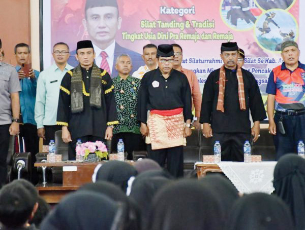 KEJUARAAN SILAT— Sebanyak 360 pesilat Kabupaten Agam mengikuti kejuaran dalam memperebutkan piala Bupati Agam di GOR Rang Agam Lubuk Basung, Kamis-Minggu (10-13/10).