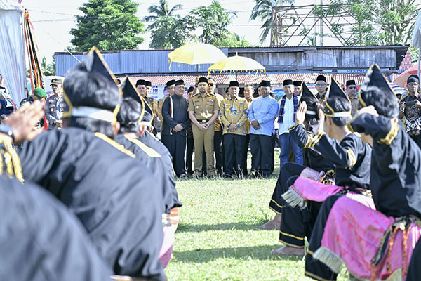 SAMBUT—Plt Gubernur Sumatera Barat (Sumbar), Audy Joinaldy saat sampai di lokasi disambut dengan tarian pasambahan.