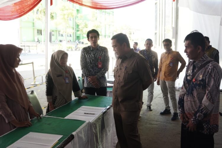 Pjs Bupati Monitoring Seleksi CPNS Kabupaten Limapuluh Kota 1 MONITORING— Pjs Bupati Limapuluh Kota saat melakukan monitoring pelaksanaan tes CPNS Kabupaten Lima Puluh Kota.