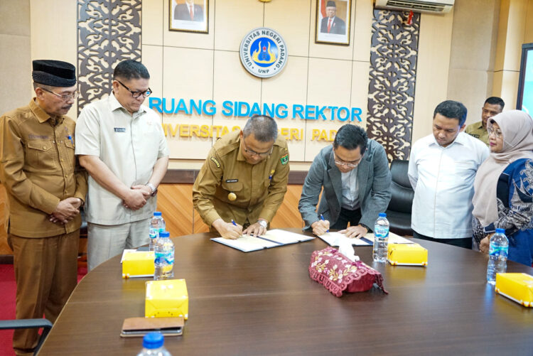 Pemkab Tanahdatar - UNP Teken MoU Penyaluran Bantuan 1 TEKEN MOU—Pjs Bupati Tanah Datar Arry Yuswandi bersama Rektor Universitas Negeri Padang (UNP) Krismadinata dan bertindak selaku Penerima Kuasa Majelis Rektor Perguruan Tinggi Negeri Indonesia (MRPTNI), menandatangani MoU tentang Penyaluran Donasi/Bantuan dar MRPTNI kepada Pemerintah Kabupaten Tanah Datar.