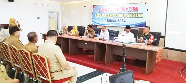 ANTISIPASI TAWURAN— Camat Padang Selatan Anhal Mulya Perkasa memimpin rapat antisipasi tawuran dan kenakalan remaja  di Kantor Camat Padang Selatan, Selasa (8/10).