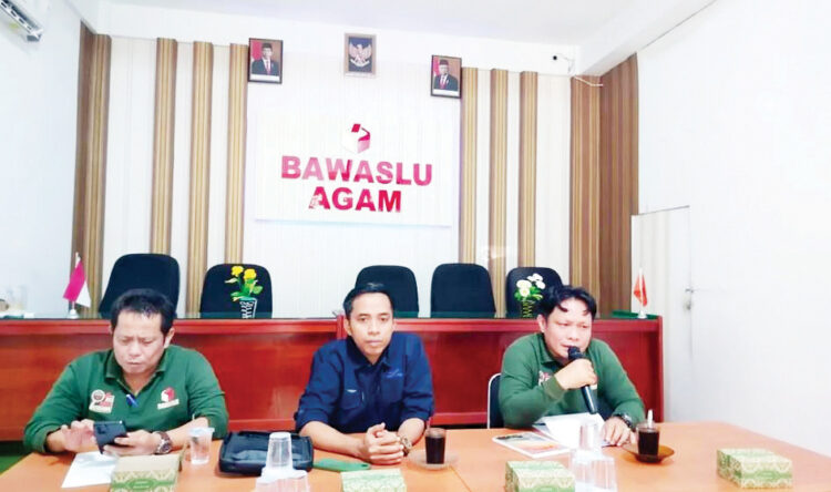 Tak Kantongi STTP, KPU Agam Cegah 24 Kampanye Paslon Bupati dan Wakil Bupati 1 BERI KETERANGAN— Bawaslu Agam memberikan keterangan terkait 24 kegiatan kampanya paslon Bupati dan Wakil Bupati yang tidak mengantongi STTP, Jumat (11/10).