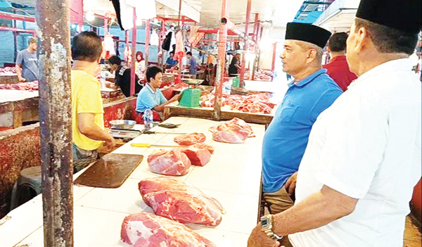 SERAP ASPIRASI PEDAGANG— Calon Wakil Wali Kota Padang Amasrul mengunjungi los daging Pasar Raya Padang, Senin (7/10) lalu. Amasrul mendengarkan aspirasi dari pedagang daging di Pasar Raya Padang.