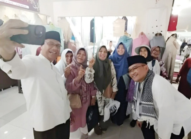 DISKUSI PUBLIK— Calon Wako-Wawako Bukittinggi, Marfendi-Fauzan saat menggelar diskusi publik bersama para pedagang Pasar Atas yang diadakan baru-baru ini.