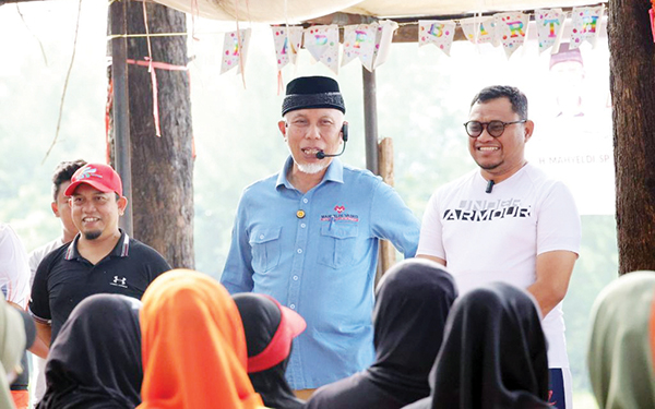 SENAM MASSAL— Cawako Padang Muhammad Iqbal, bersama mantan Wali Kota Padang dua periode yang menjadi calon Gubernur Sumbar Buya Mahyeldi menghadiri senam massal KSN di Pantai Ujung Batu, Kelurahan Pasie Nan Tigo, Kecamatan Koto Tangah, Kota Padang, Sabtu (12/10).
