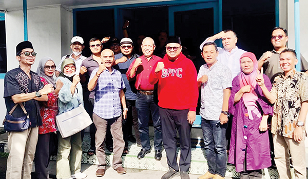 Cawako Padang M Iqbal ke PWI Sumbar, Jadikan Padang Kota Pendidikan dan Perdagangan 1 SILATURAHMI KE PWI— Calon Wali Kota Padang Muhammad Iqbal bersilaturrahmi dengan pengurus PWI Sumbar, pada Jumat (4/10) di kantor PWI di Jalan Bagindo Azischan, Padang. Dalam pertemuan ini, Iqbal menguraikan visi dan misinya untuk membawa kemajuan bagi Kota Padang di berbagai bidang.