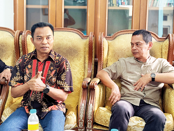 BERKUNJUNG— Calon Wakil Wali Kota (Cawawako) Padang, Hidayat, berkunjung ke kantor PWI Sumatra Barat dan disambut langsung oleh Ketua PWI Sumbar Widya Navies, Jumat (11/10).