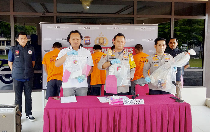 Beraksi di Banyak TKP, 2 Pelaku Spesialis Bobol Rumah Ditangkap, Barang Berharga dan Motor Diembat 1 BOBOL RUMAH—Wakapolres Sijunjung, Kompol Deny Akhmad Hamdani didampingi Kasat Reskrim AKP Muhammad Yasin memperlihatkan barang bukti penangkapan pelaku spesialis bobol rumah.