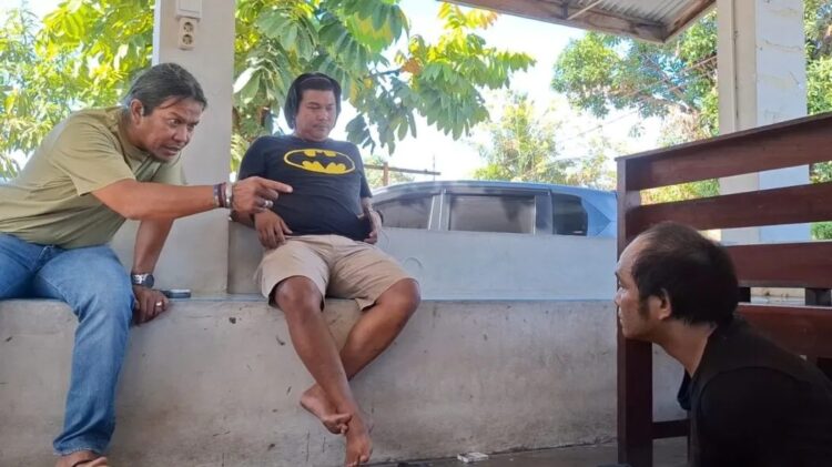 Pencuri Motor Digebuki Massa hingga Nyaris Dibakar 1 INTEROGASI— Polisi menginterogasi pelaku Ronal Karsten (36) yang tertangkap warga saat melakukan aksi
pencurian sepeda motor.