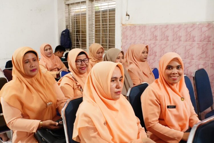 PERTEMUAN DWP—DWP melakukan pertemuan di kantor DSPPKBPPPA, Selasa (29/10) dan menghadirkan psikolog Roro Sri Nurhayati, S.Psi, menjadi pembicara.