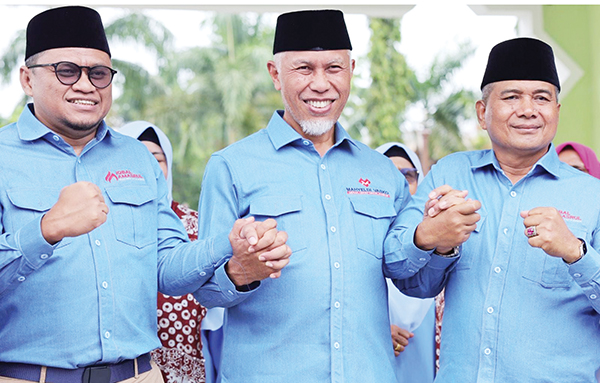 FOTO BERSAMA—  Calon Wali Kota dan Wakil Wali Kota Padang Nomor Urut 1, M Iqbal dan Amasrul, saat bersama Calon Gubernur Sumbar Buya Mahyeldi, beberapa waktu lalu.