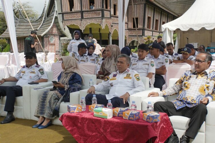 Dishub Sumbar Gelar Aksi Keselamatan Lalin dan Angkutan Jalan di Padang Panjang 1 ACARA—Kepala Dishub Sumbar, Dedy Diantolani, saat acara Pekan Aksi Keselamatan Lalu Lintas (Lalin) dan Angkutan Jalan di halaman Pusat Dokumentasi dan Informasi Kebudayaan Minangkabau (PDIKM) Kota Padang Panjang, Sabtu (5/10).