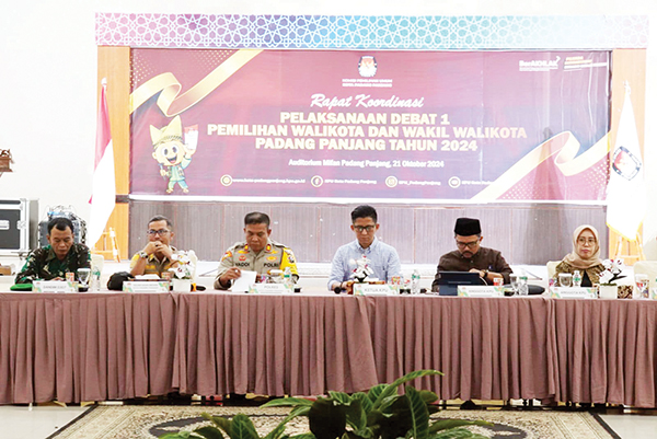 RAPAT KOORDINASI— KPU Padang Panjang menggelar rapat kordinasi persiapan pelaksanaan debat I pemilihan wako dan Wawako Padang Panjang tahun 2024, Senin (21/10) di Auditorium Mifan Waterpark.