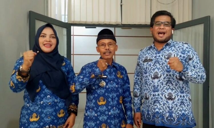 Dua Sekolah di Barangin Melaju Tingkat Provinsi 1 SEMANGAT—Kepala Puskesmas Sungai Durian, drg. Yuliana Sari, Kepala Puskesmas Kolok dr. Ilham beserta Camat Barangin Subandi semangat pada siswa..