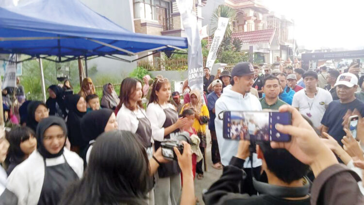 KAMPANYE RIANG GEMBIRA— Erman Safar yang ikut dalam pencalonan kembali dalam kontestasi politik Pilkada Kota Bukittinggi 
menggiatkan cara berkampanye riang gembira dengan merangkul seluruh warga.