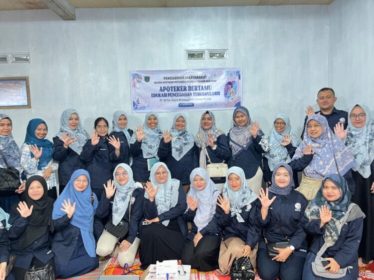 BERANTAS TB— Pengurus Cabang IAI Kota Padang Panjang bersama Dinkes berkomitmen memberantas penyakit tuberkulosis (TB), saat kegiatan pengabdian masyarakat bertajuk Apoteker Bertamu (Apoteker Berantas TB Bersamamu) di Kampung Ask Me Dagusibu, RT 02 Kelurahan Guguk Malintang, Kecamatan Padang Panjang Timur.