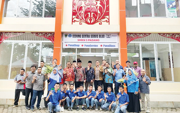 Resmikan Gedung Sentra Service BLUD SMKN 5 dan Job Fair, Kadisdik Barlius Apresiasi Program SMK 5 Padang 1 PERESMIAN— Kepala Dinas Pendidikan Sumbar Barlius, bersama Kepala SMKN 5 Padang, Rizka Fauzi dan jajaran majelis guru serta perwakilan siswa, berfoto usai peresmian gedung Sentra Service BLUD SMKN 5 Padang dan membuka Job Fair 2024, Sabtu (5/10)