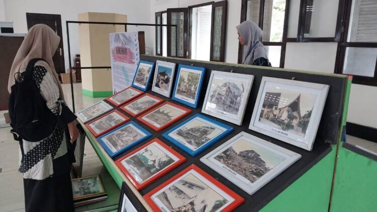 Galeri Arsip Statis Hadir di Gedung Balaikota Lama, Pengunjung Dapat Ketahui Jejak Sejarah Kota Padang 1 JEJAK SEJARAH PADANG— Pengunjung sedang melihat-melihat galeri sejarah dan jejak perjalanan panjang Kota Padang, di Galeri Arsip Statis Kota Padang (GAS) yang berada di gedung baru di Balaikota lama, Jalan M. Yamin.