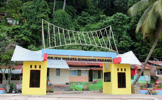 Hadirkan Konsep Ekowisata Konservasi, Kunjungan Wisatawan ke Gunung Padang Meningkat Pesat 1 DESTINASI FAVORIT— Objek wisata Gunung Padang menjadi salah satu destinasi favorit bagi warga Kota Padang saat ini. Pengembangan fasilitas dan promosi wisata juga dilakukan oleh Kelompok Sadar Wisata (Pokdarwis) Gunung Padang.